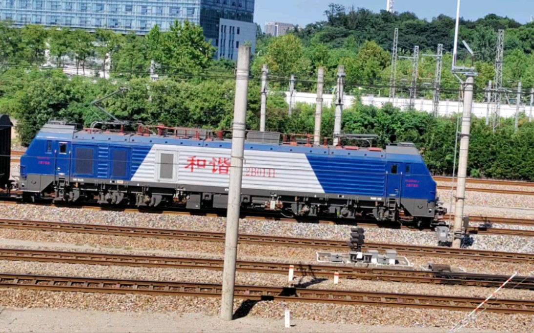 京沪线,上局宁东段hxd2b 0141牵引货运列车通过南京站