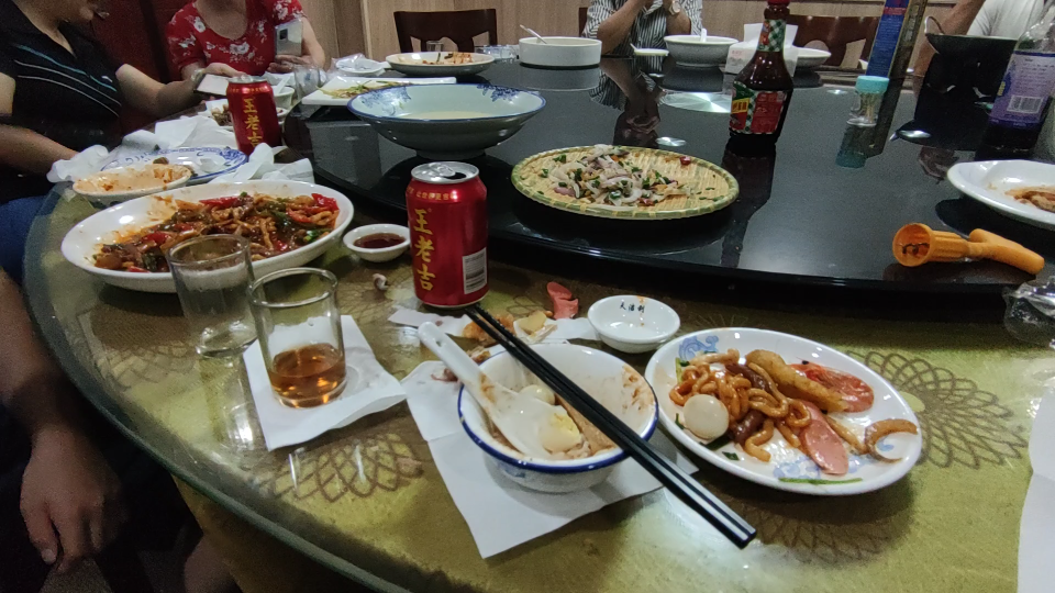 杯盘狼藉 ——"客喜而笑,洗盏更酌.肴核既尽,杯盘狼籍.
