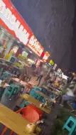 Download Video: 疑嫌夜宵店凌晨扰民，楼上居民泼水，楼下食客回扔啤酒瓶砸窗