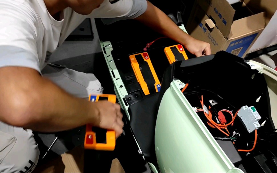 去买电瓶车,怕丢电瓶大家都选择把底盘焊死!