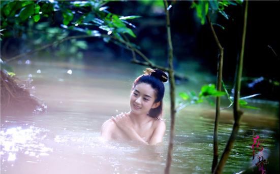 偷窥少女洗澡在湖边看火人1