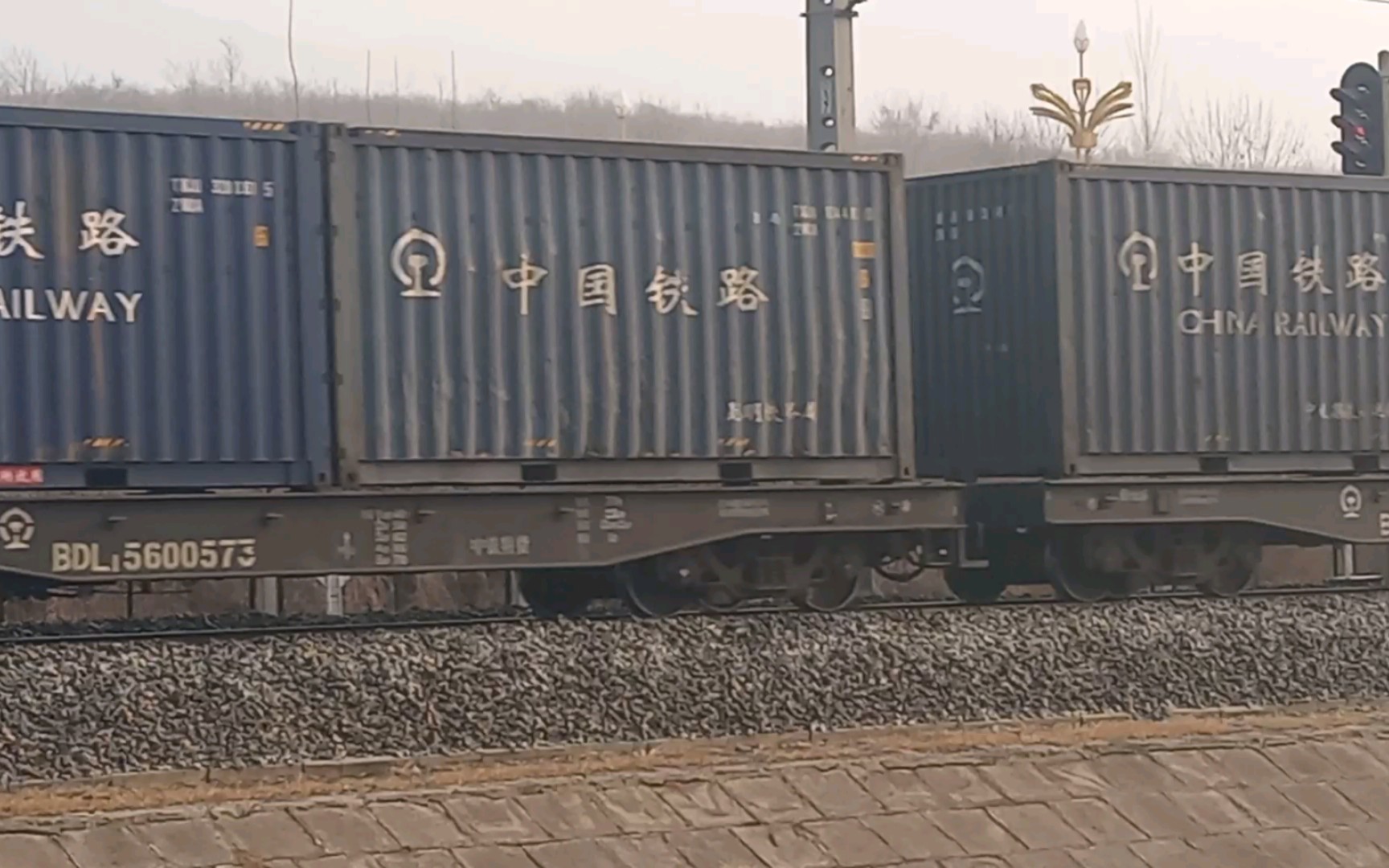 济局西段hxd3ca-8011牵引集装箱大列界首下行通过