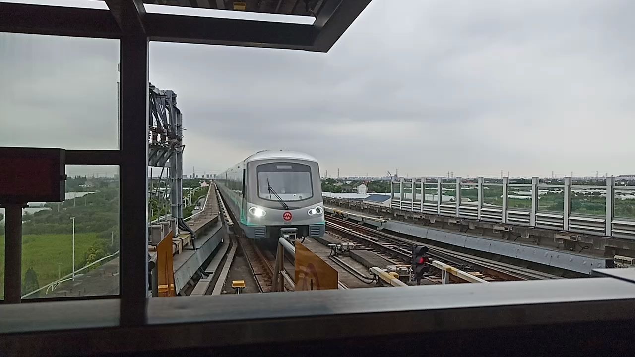 新版16(石榴)号线六编车驶入新场站