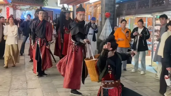 这样的环保宣传有创意！南昌一历史文化街区的工作人员化身古风人物，自带BGM巡街捡拾垃圾，令人眼前一亮。网友：锦衣卫的卫，原来是环卫的卫……