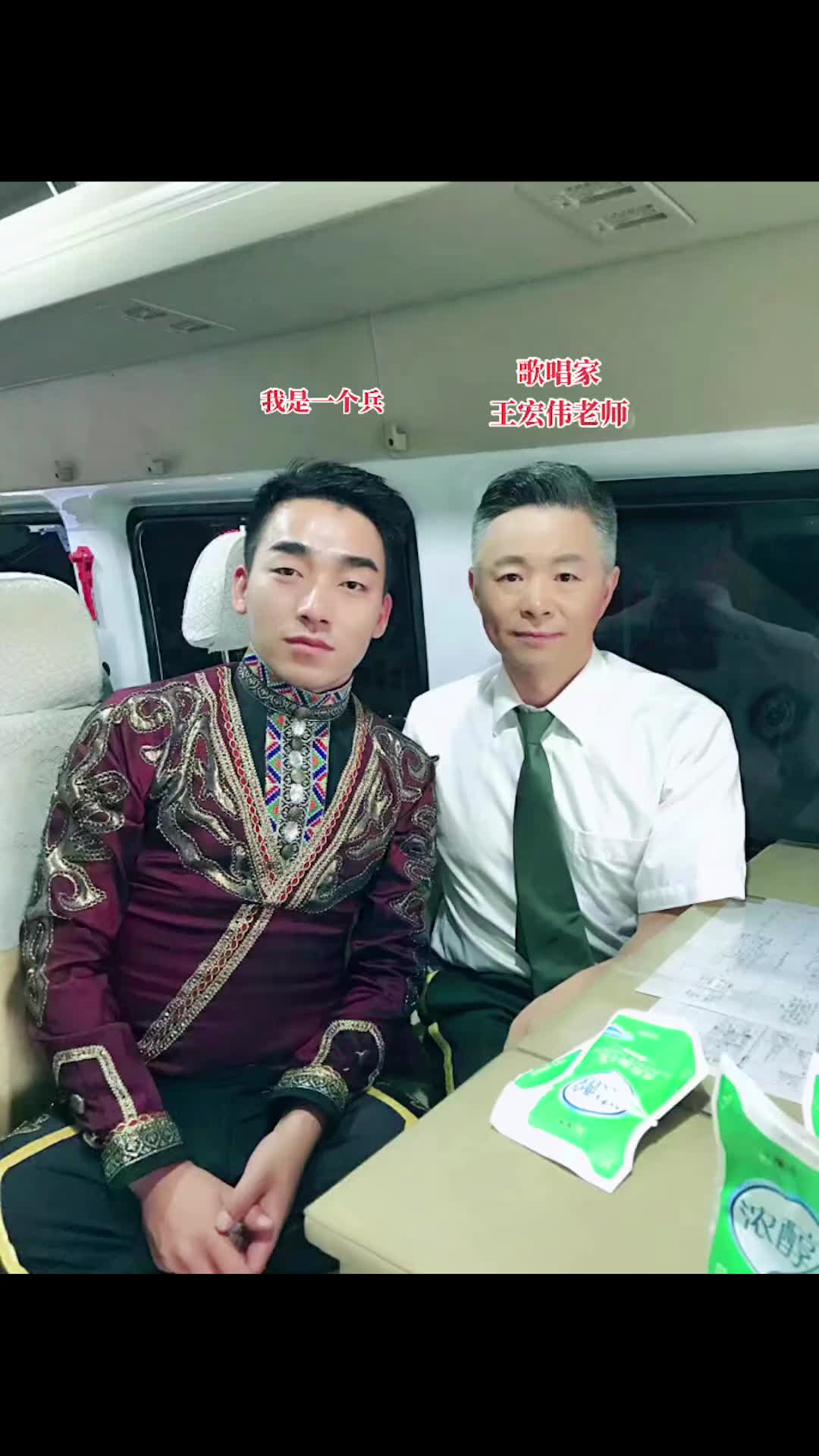 不瞒你们这张合影是我用桌上两袋酸奶换来了我是一个兵退伍不褪色