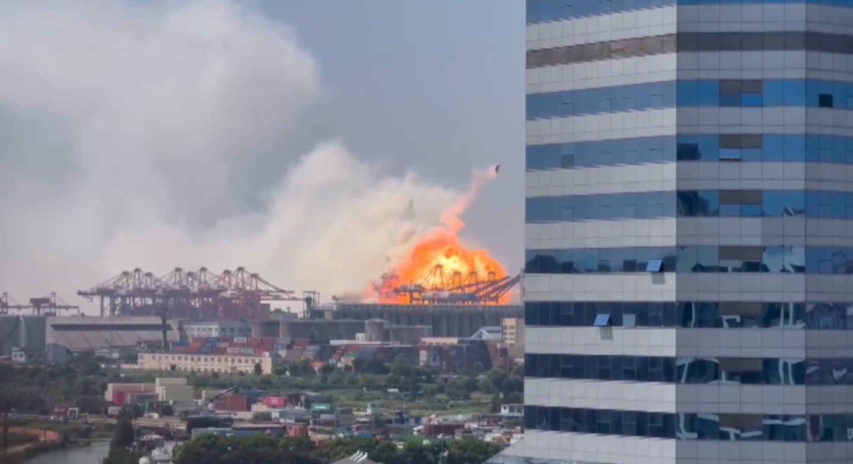 浙江宁波舟山港北仑港区一货轮上集装箱发生爆炸,现场视频曝光哔哩哔哩bilibili