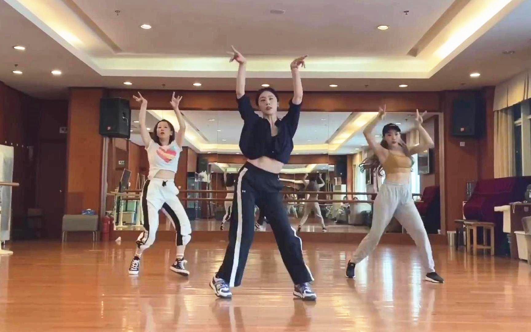 黄磊老婆孙莉跳舞女团感十足,勇站c位舞姿优美,小蛮腰抢镜