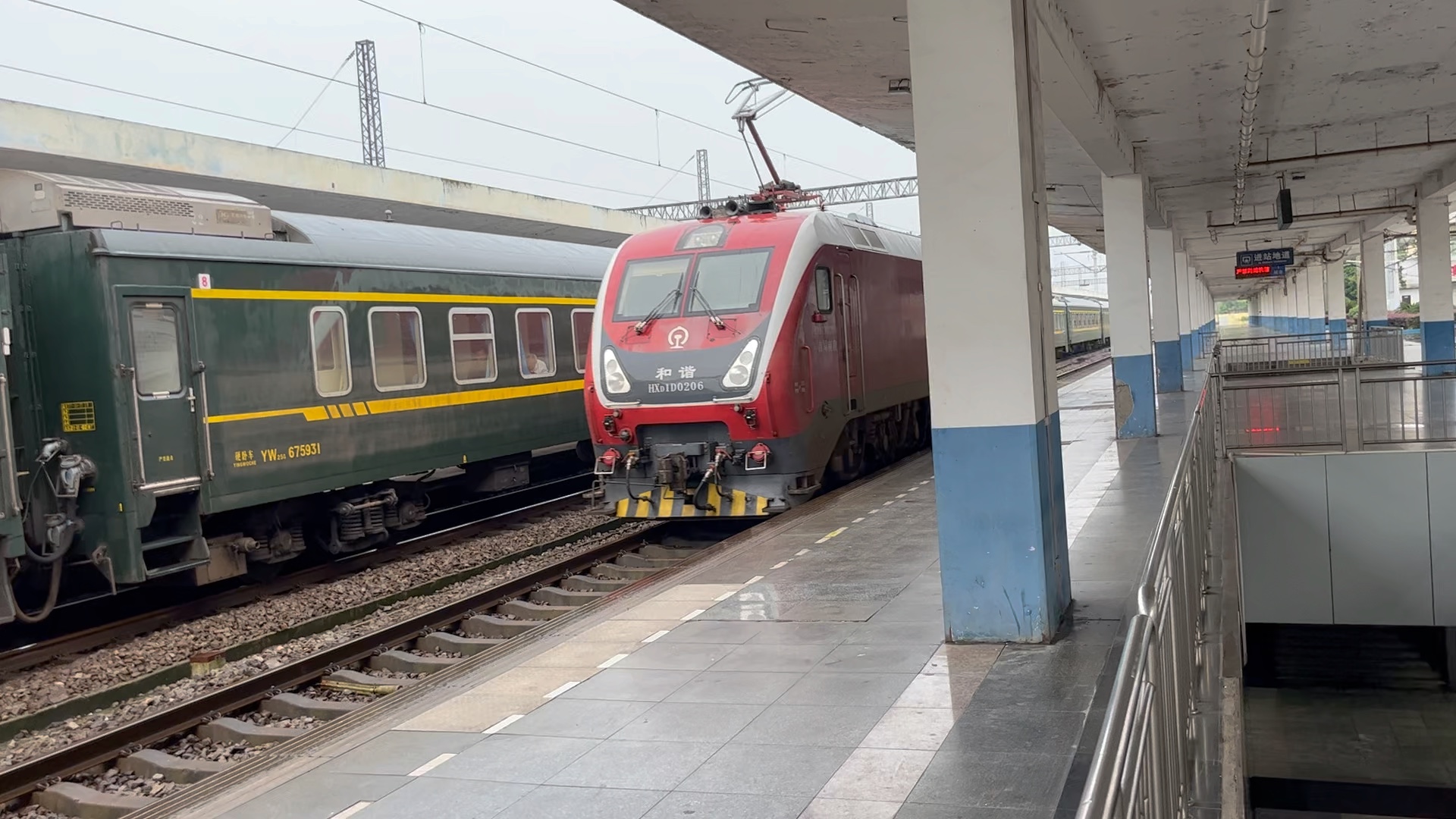 南局南段hxd1d-0206单机通过向塘站回库,对面k678(广州东—徐州)换挂