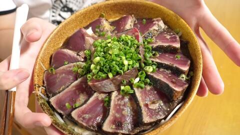 海鲜小哥金子 谁都能轻松搞定的鲣鱼处理方法 做一道 稻草烧鲣鱼 用来配银色家伙 1127 哔哩哔哩 Bilibili