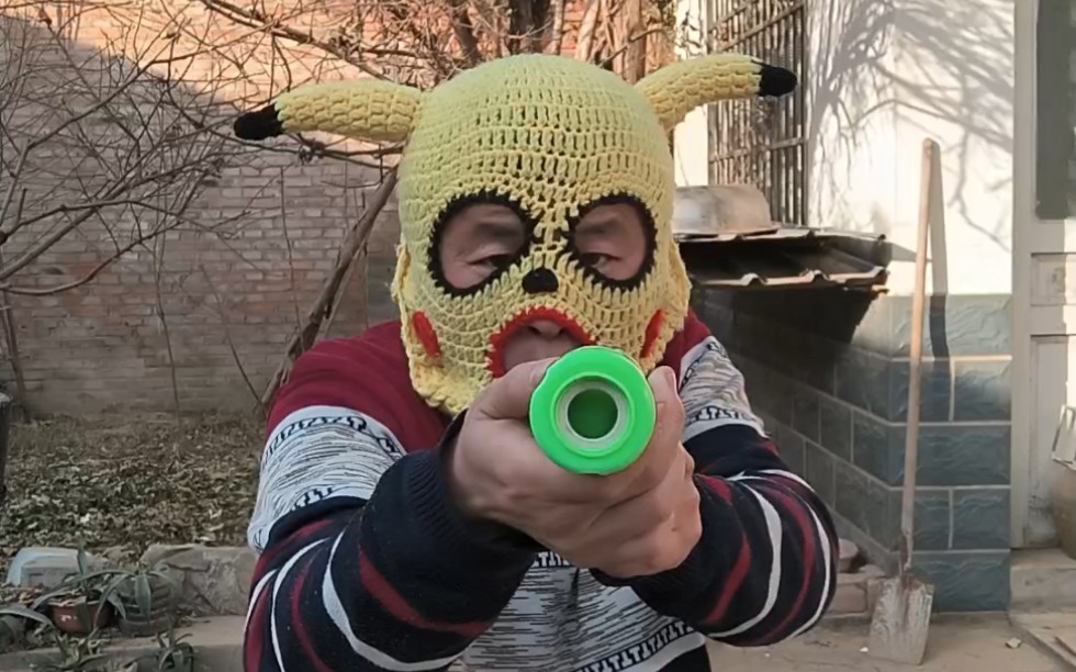 不许动!举起手来