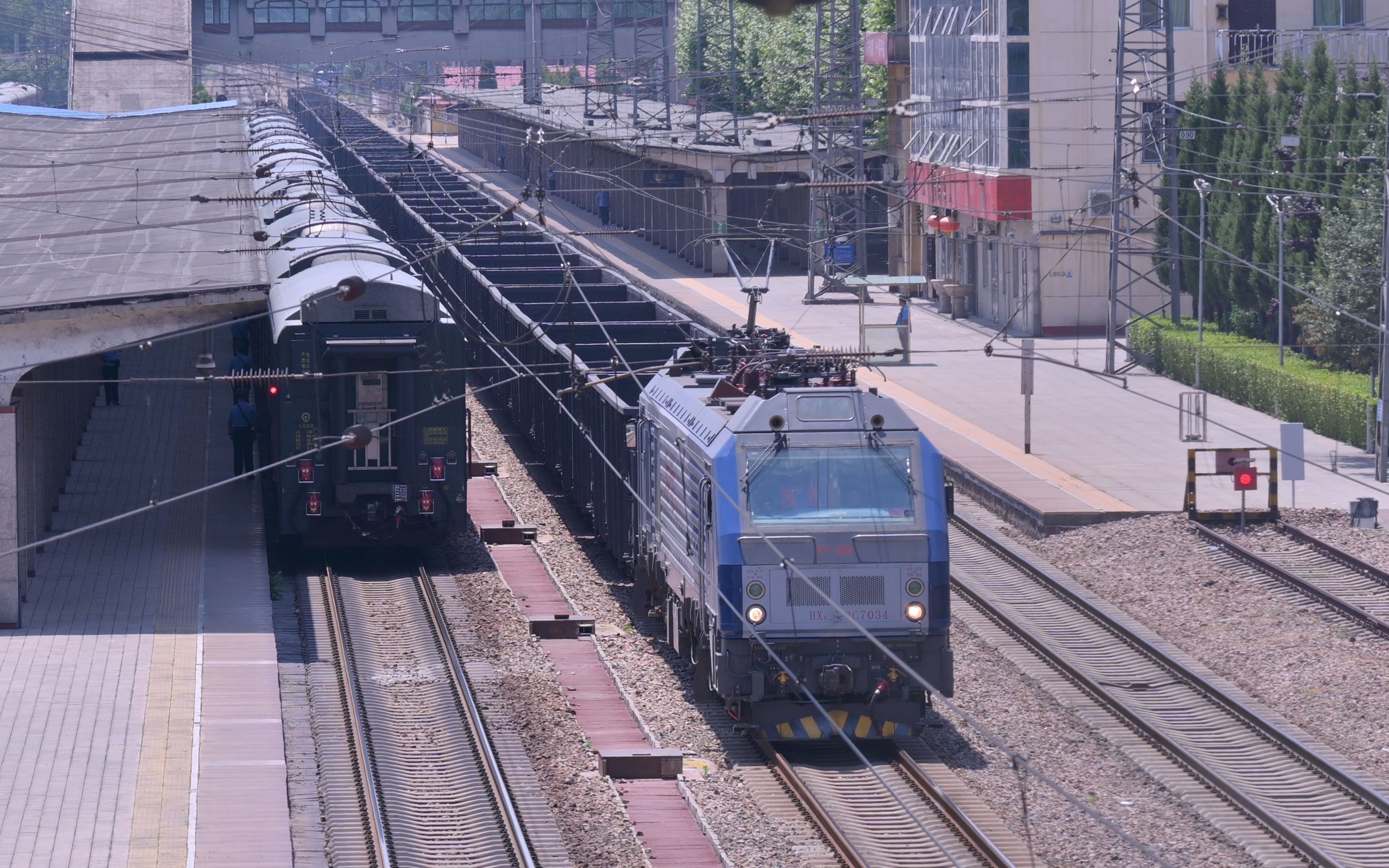 大同地铁hxd2c-7034牵引敞车通过临汾站二道