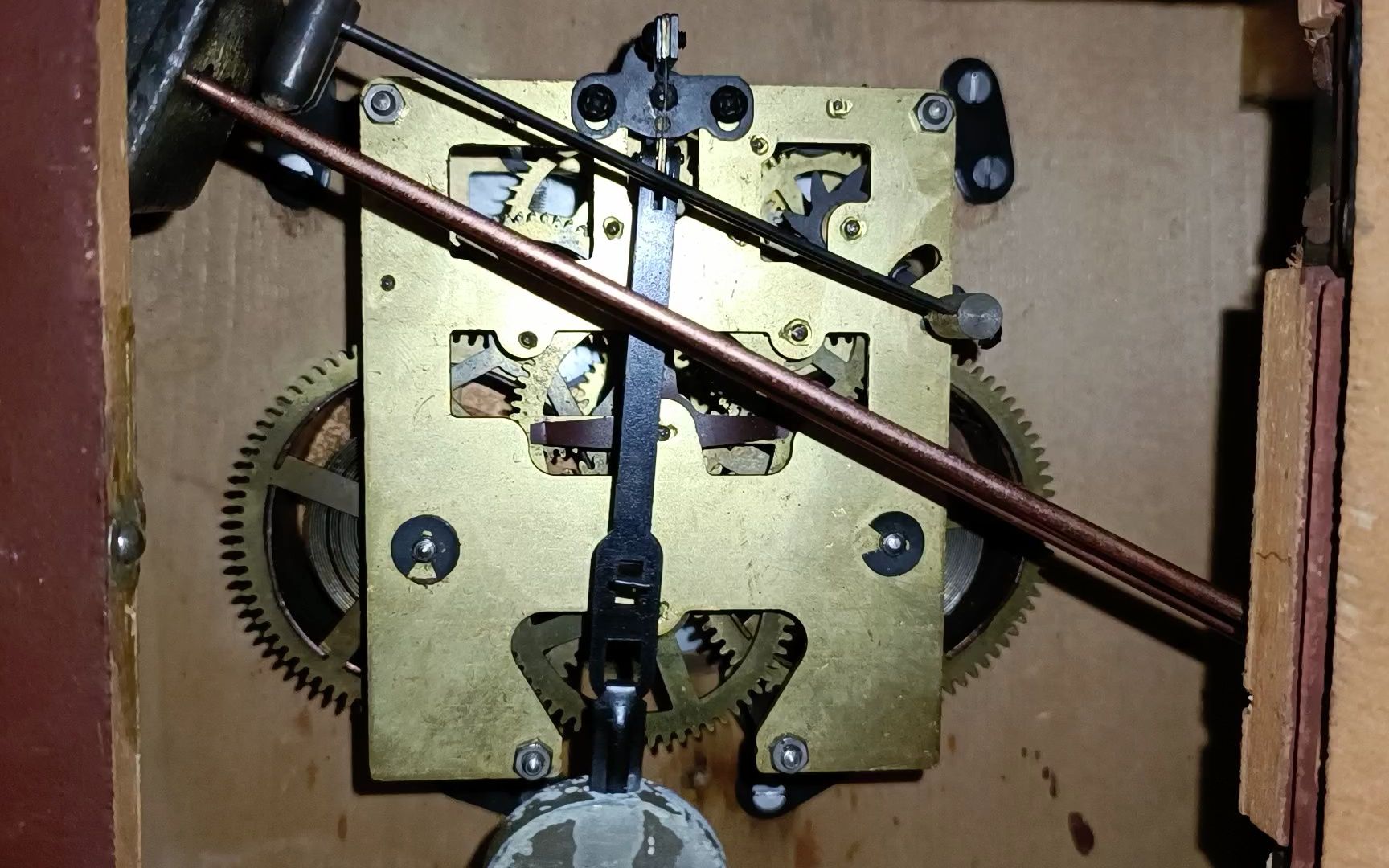 北极星机械钟机芯走时报时的画面