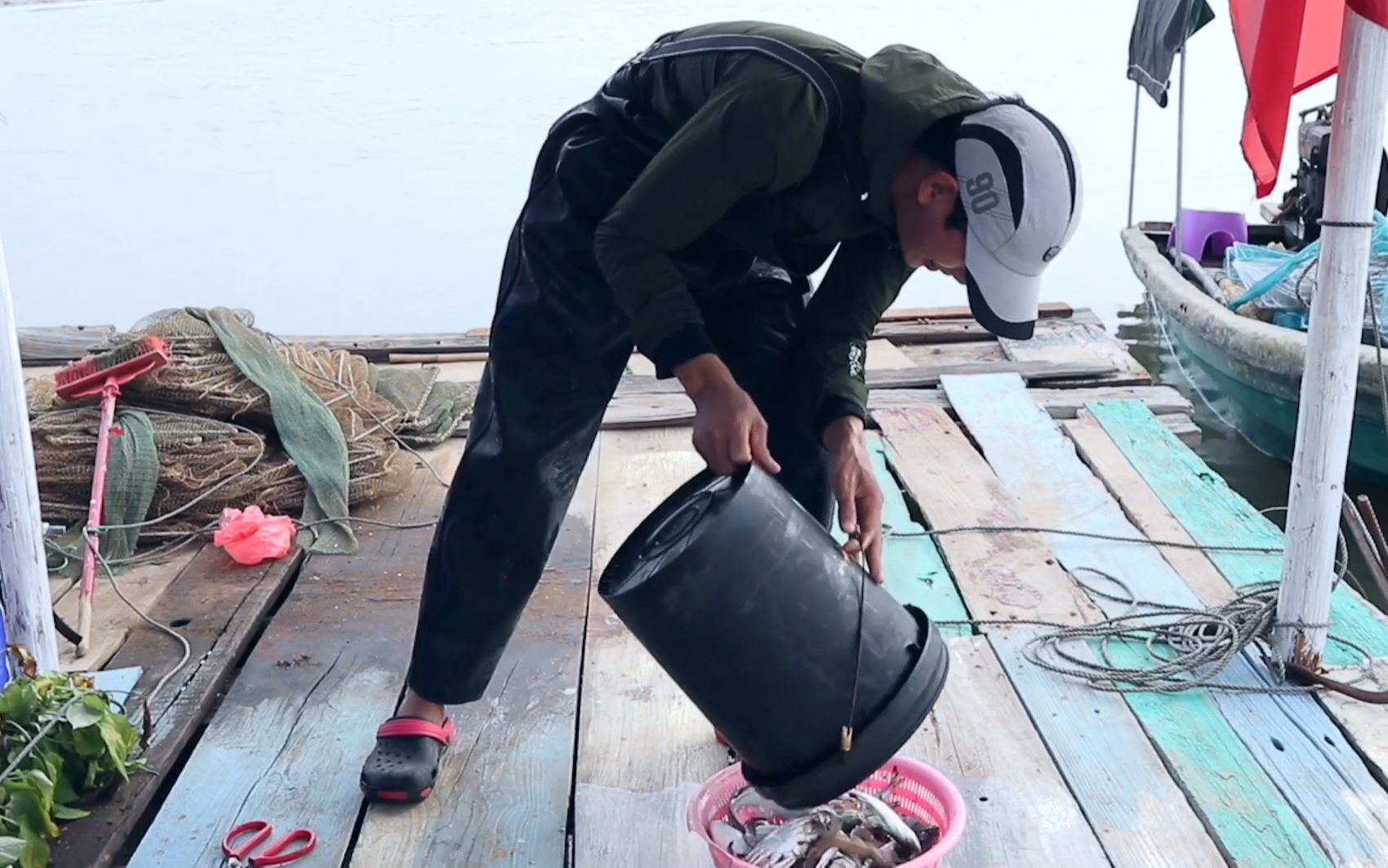 阿聪赶海看到鲨鱼捕食小鱼,赶紧拉网把小鱼救出,这条鲨鱼太猛了_哔哩