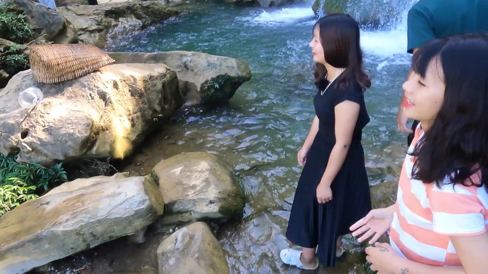 谢烟客带越南女孩小水,小线去郊游,瀑布戏水,铁桥谈笑,多想和她们一直