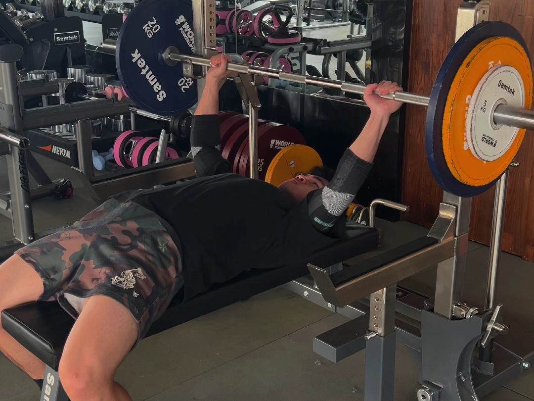 100kg卧推只能2组6次 推力涨得慢