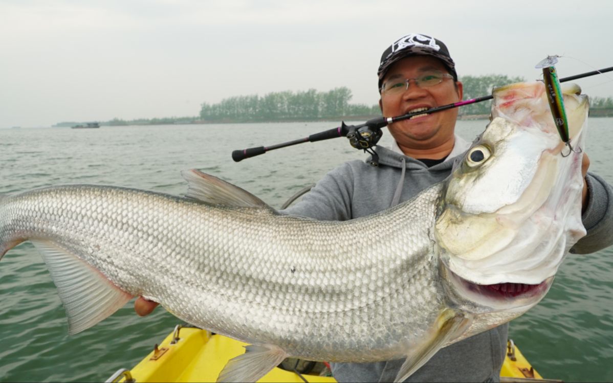 藍旗魚路亞嗆水怎樣釣米翹春季餌魚上浮就攻上層什麼顏色好用