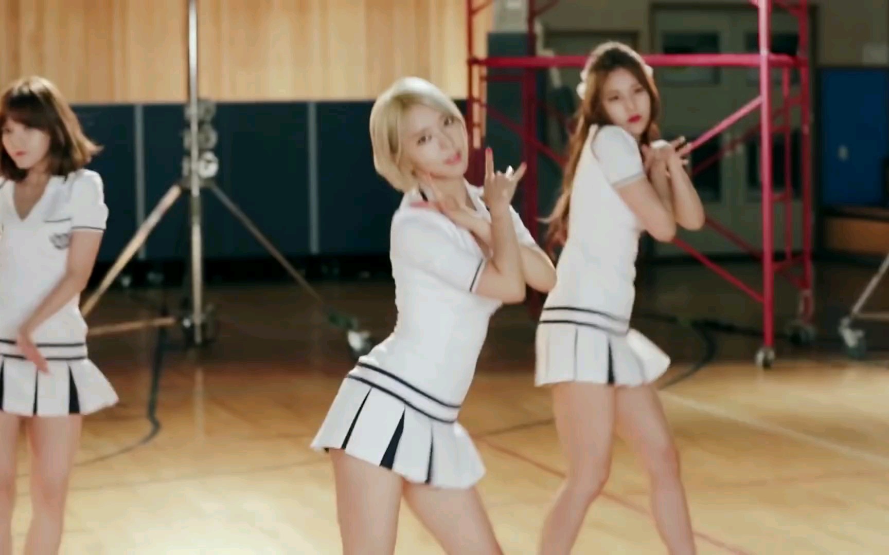 [图]AOA - 怦然心动 (Heart Attack) (Choa Ver.) (1080p)