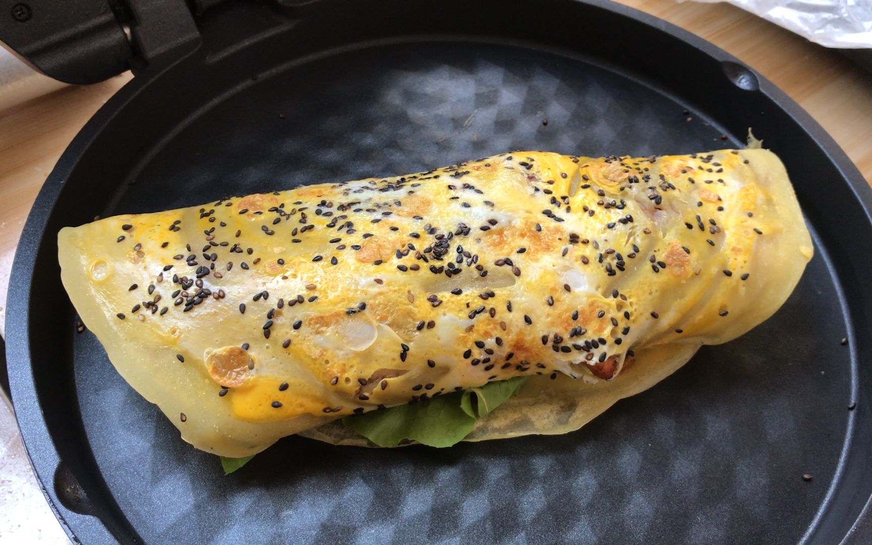 在家轻松制作煎饼果子,颜色美观又香又软,比外面卖的好吃又卫生