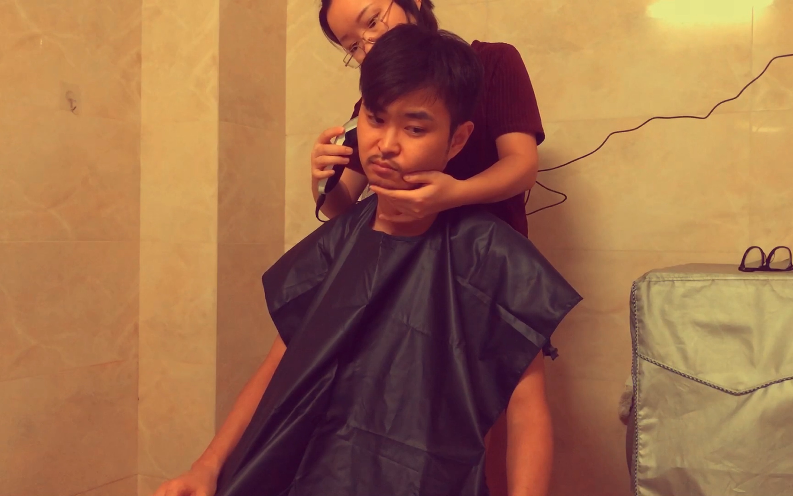 甜蜜互动 - 省钱 - 我给老公在家剃头