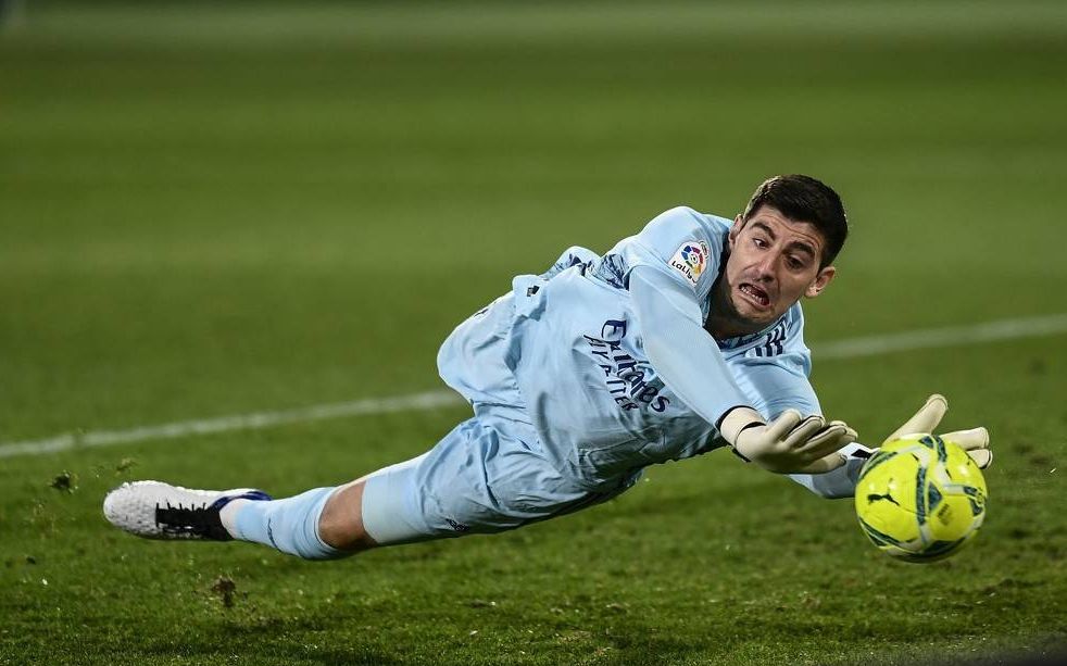 从饱受质疑到后防真核,库尔图瓦20-21精彩扑救集锦_哔哩哔哩 (゜-゜)