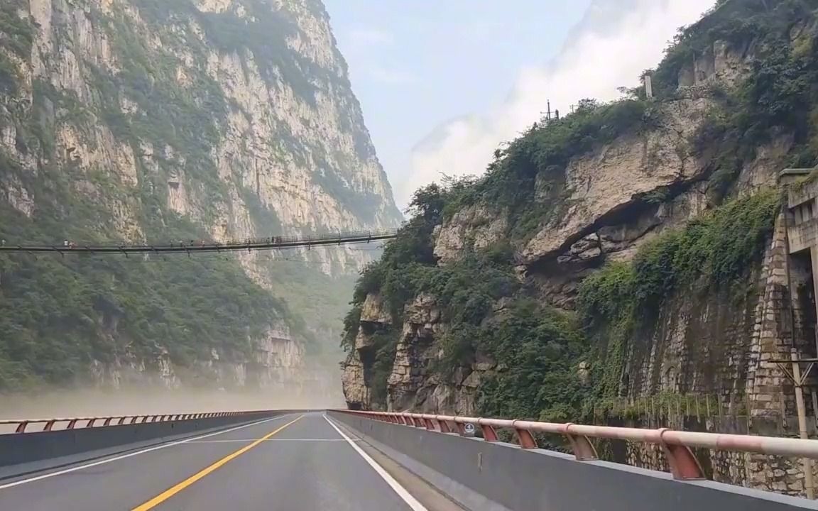 [图]横跨大渡河峡谷的铁锁桥，可一步垮乐山和凉山，但进需穿狭窄隧道