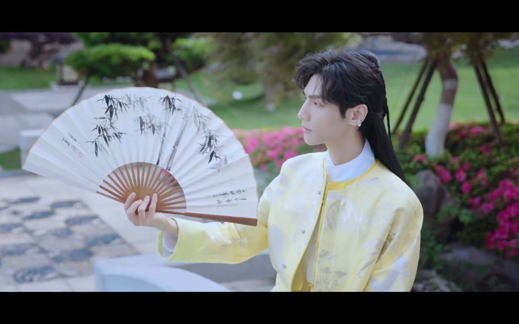 20210612 罗云熙工作室: 罗云熙国风造型,612潮盛典,束发执扇风姿俊逸