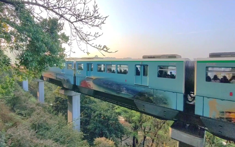 重慶看輕軌半山崖線佛圖關公園