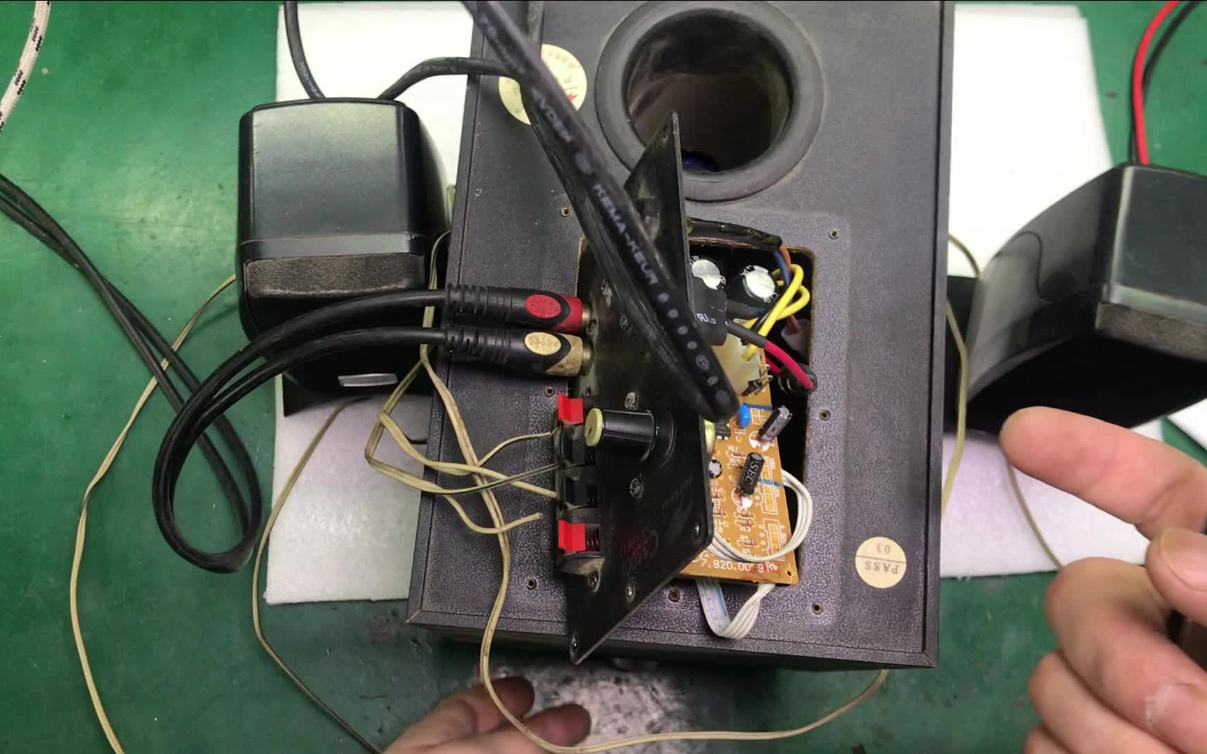 家里的电脑低音炮坏了,不响,有杂音,大多数都是小问题