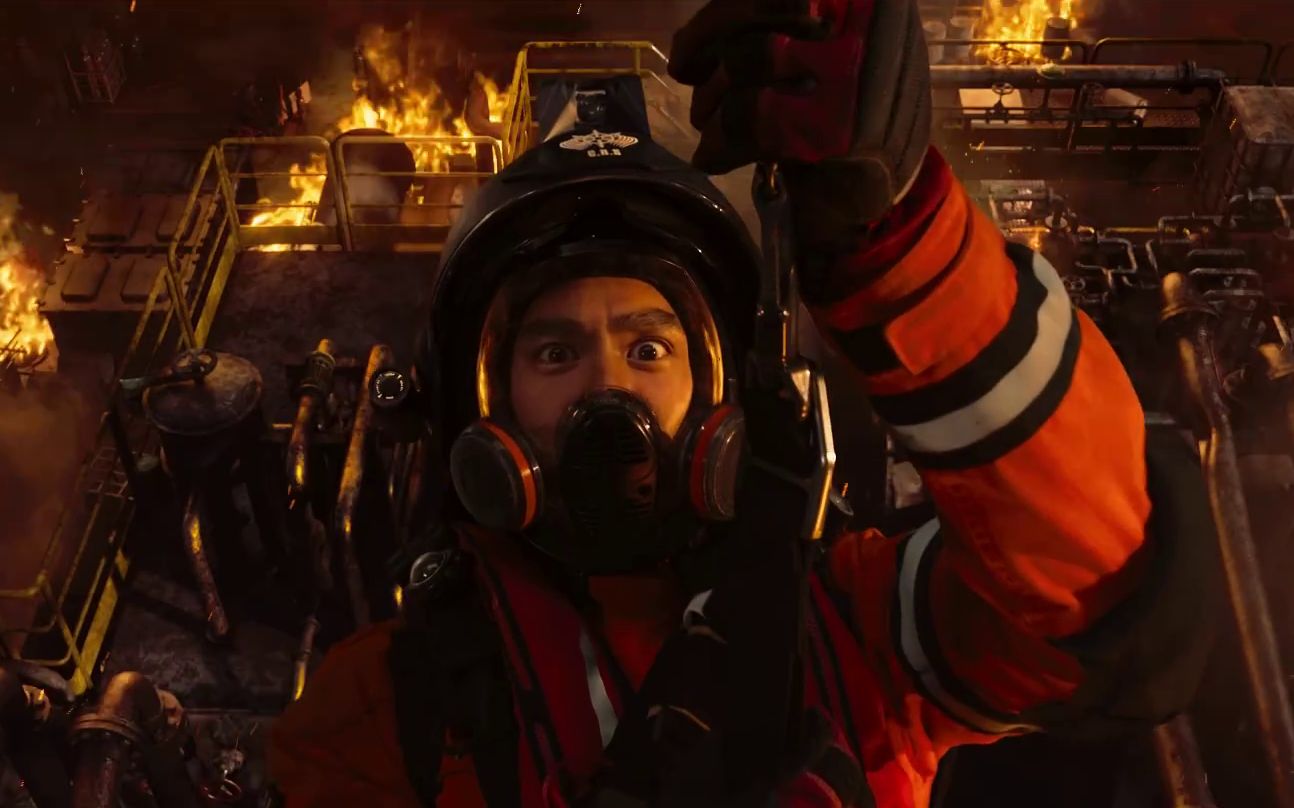 紧急救援曝油井救援场面救援队上天下海火速救援