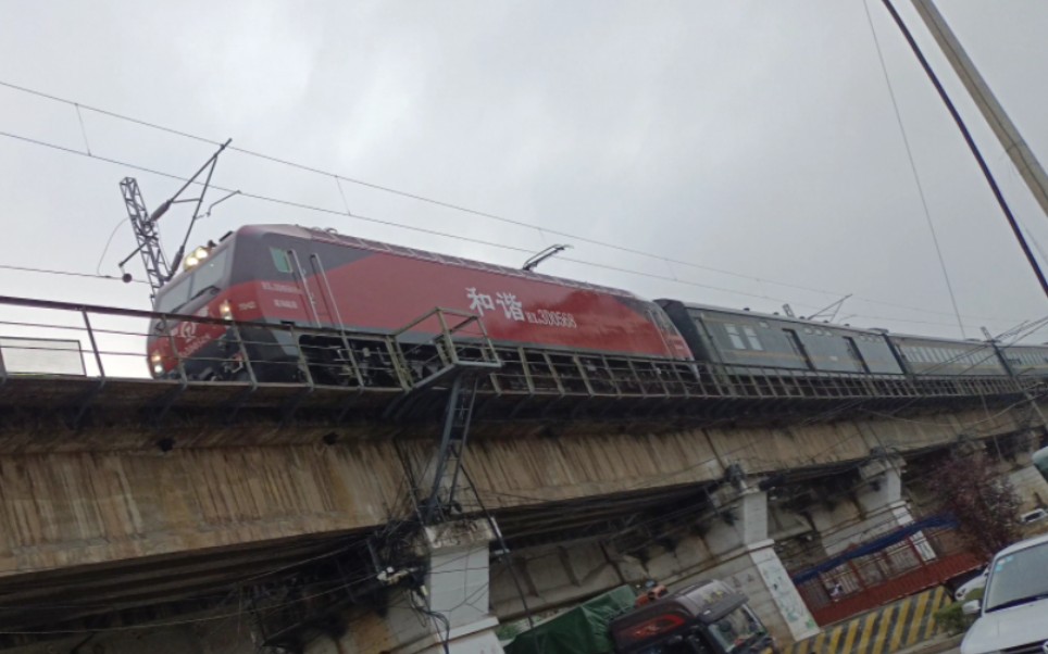 昆局昆段hxd3d0568本务牵引新空调快速客车k137/6(南通-昆明)经过九