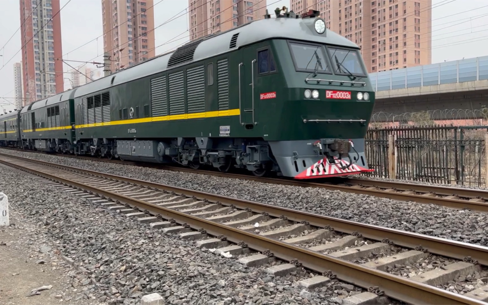 df11z牵引t58次过新开路机位