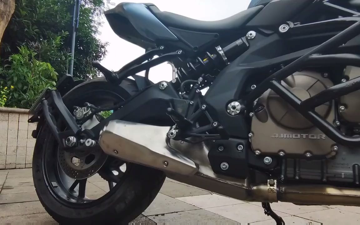 贝纳利四缸大改款qjmotor追600追600