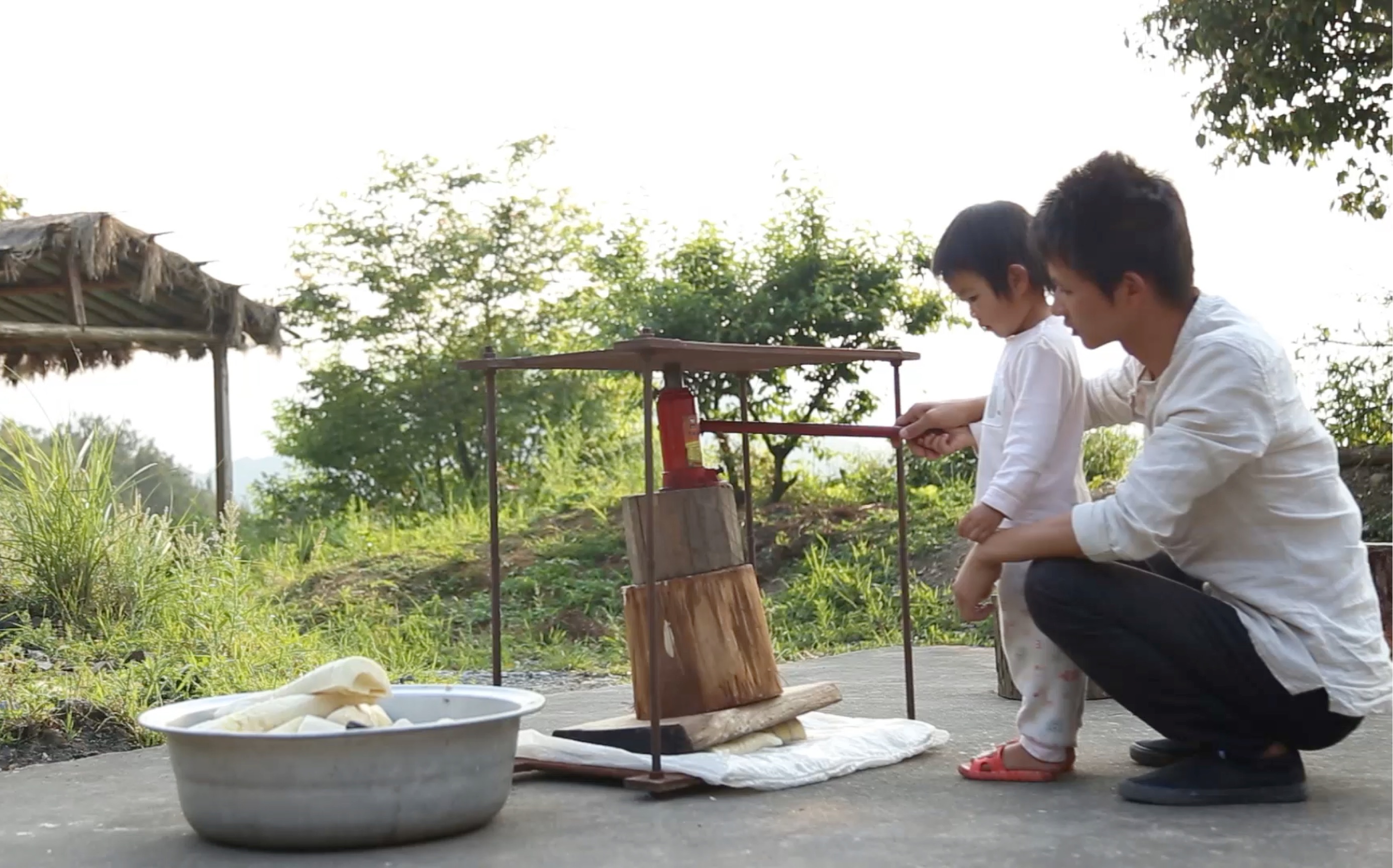 农村小伙自制神器,用千斤顶压制笋干,你见过吗?