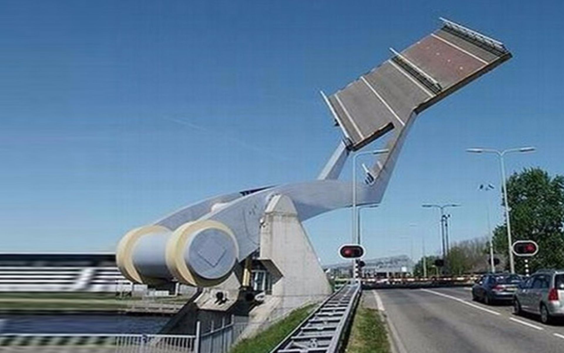 桥中变形金刚,长着机械臂,2分钟将公路抬高10米,兼顾行车船只_哔哩