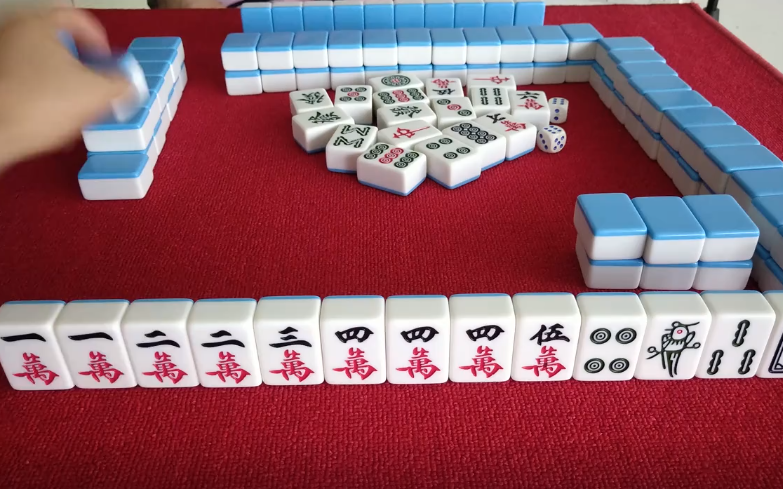 【麻将】咸鱼翻身,小哥抓来三万差点扔掉,胡出清一色心里美滋滋