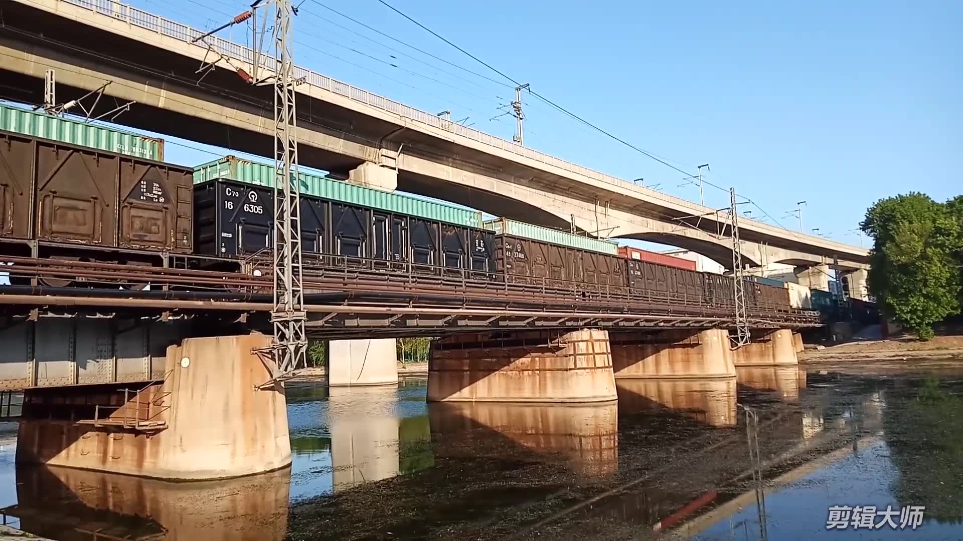 【中国铁路】津山线拍车三列客车通过新开河铁路桥.
