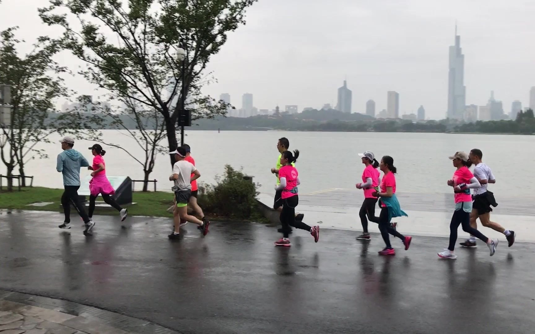 [图]风里雨里，我在玄武湖等你