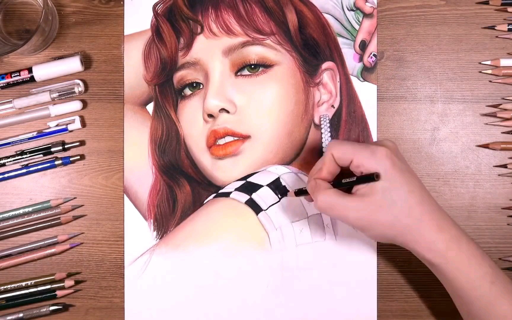 看国外大神手绘blackpink的lisa!