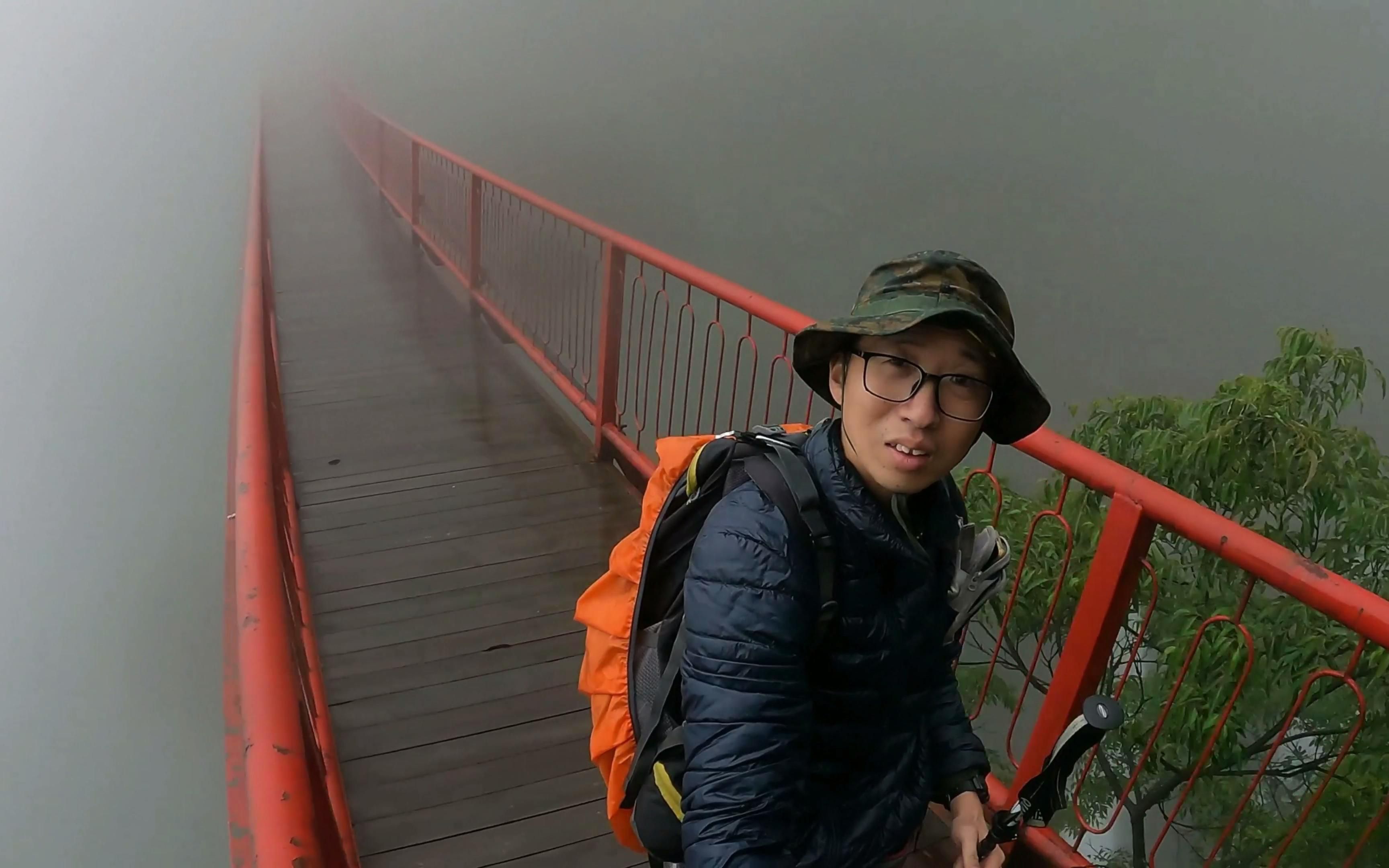 老徐冒雨在荒废的旗山国家森林公园景区观赏瀑布,偶遇野生弥猴.哔哩哔哩bilibili