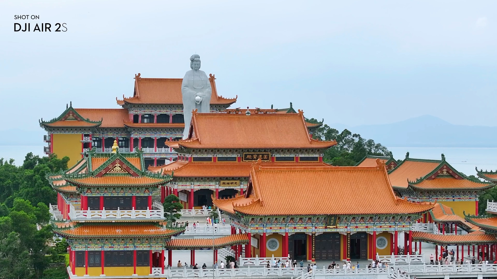这里是位于广东境内的阳江飞龙寺,是众多佛教建筑的代表之一,它的建筑