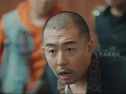 小弟收保护费，收到大哥头上了。"