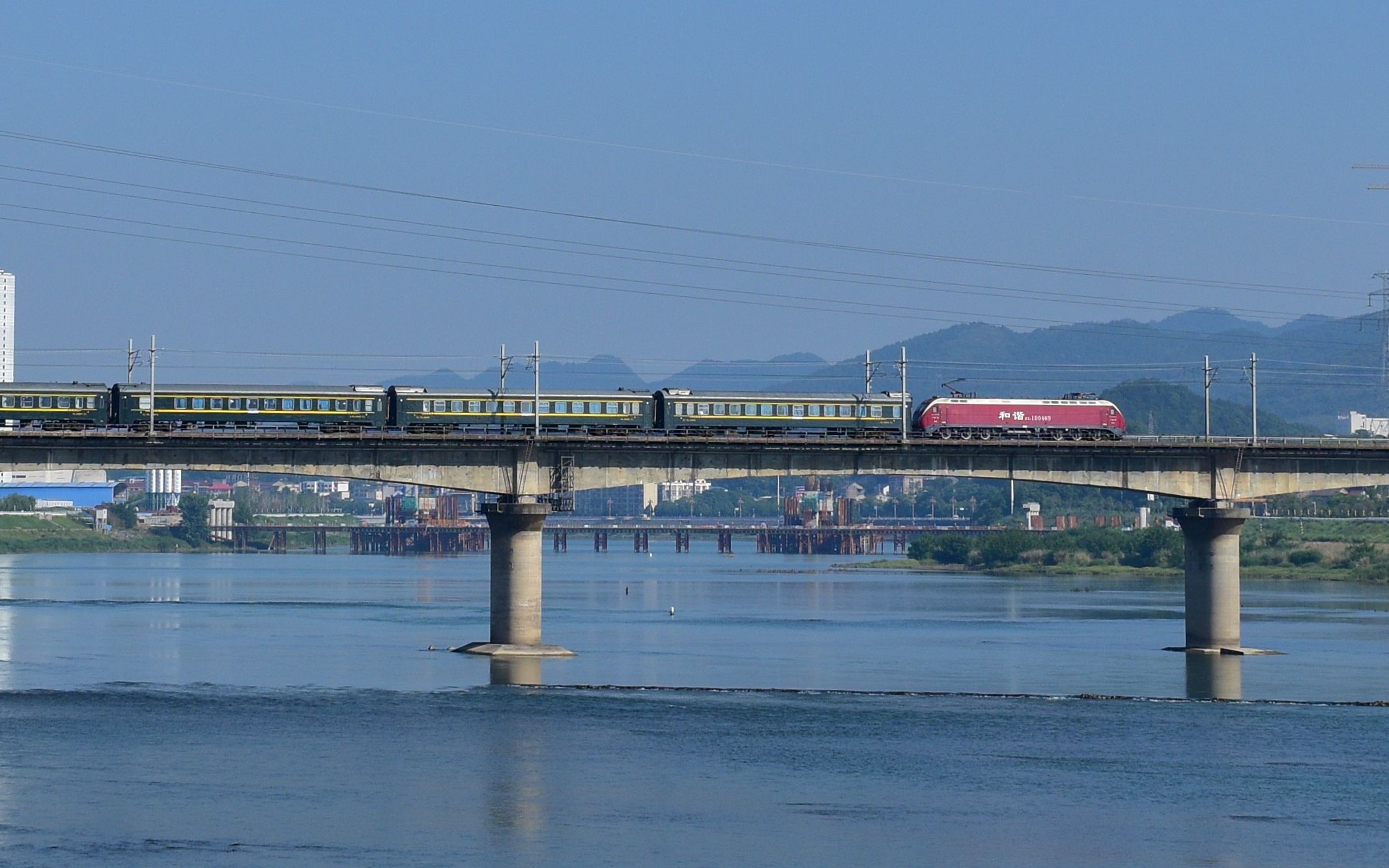 抢铁广段1d-0469牵引t8302次(广州→张家界)低速通过石长线澧水河大桥