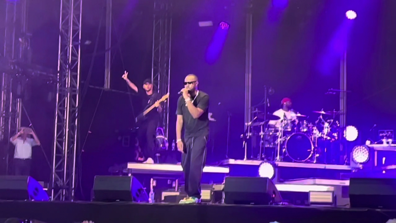 [图]Dadju et Gims en concert - scène de foire à Châlons-en-Champagne