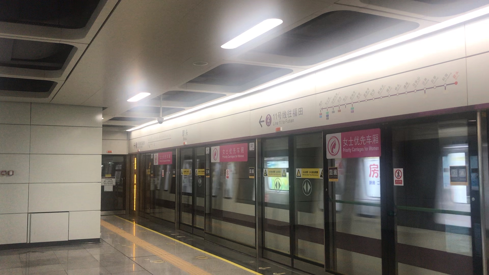 深圳地铁11号线1111号车碧头出站 和up主跨越牵25t_哔哩哔哩_bilibili