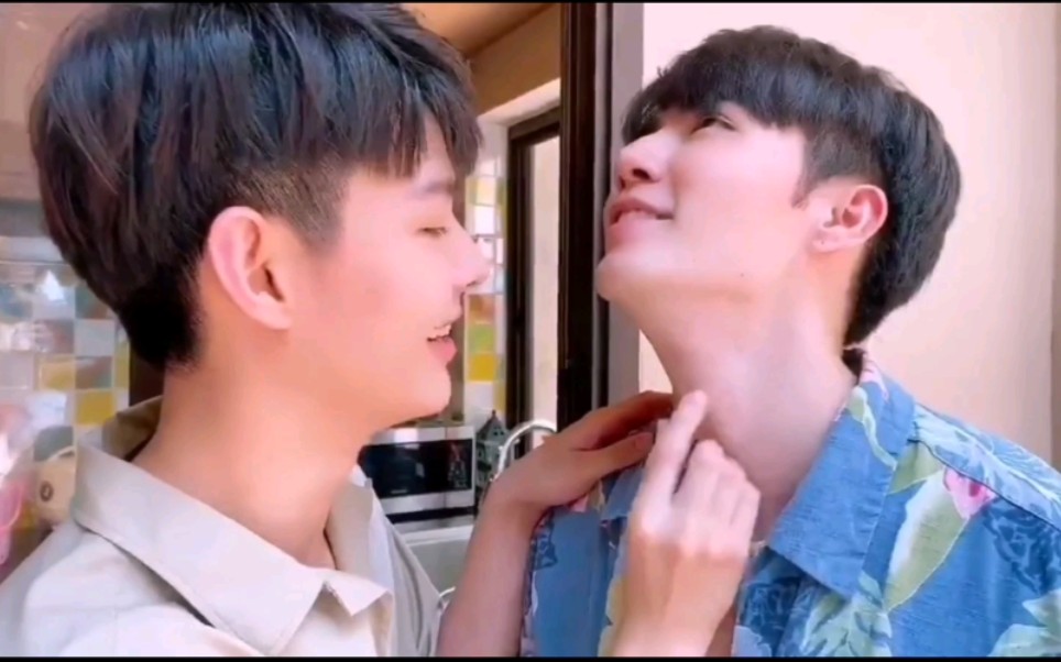 zeesaintzaintsee私下互摸喉结太甜了叭明明这是玩海哥喉结上瘾了嘛海