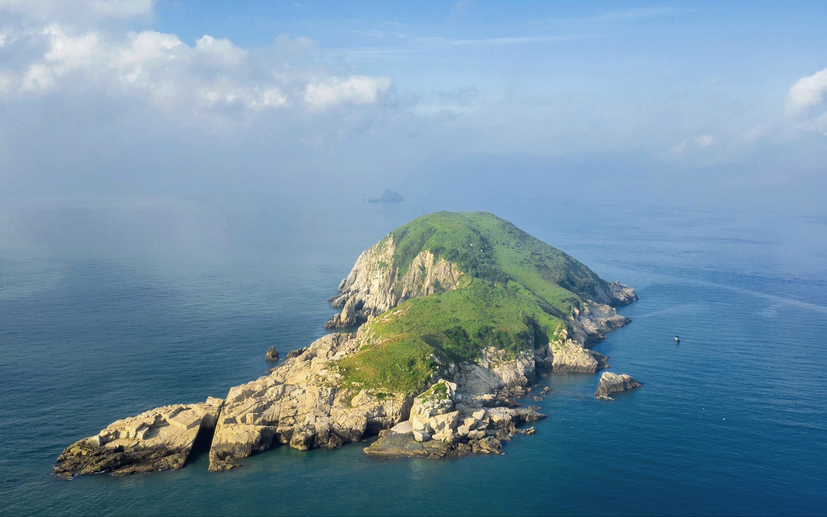 每一座孤岛,都会被大海紧紧拥抱