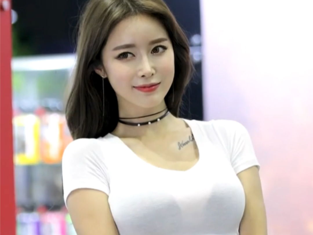 《最美车模系列》——素衣(白t皮热裤)