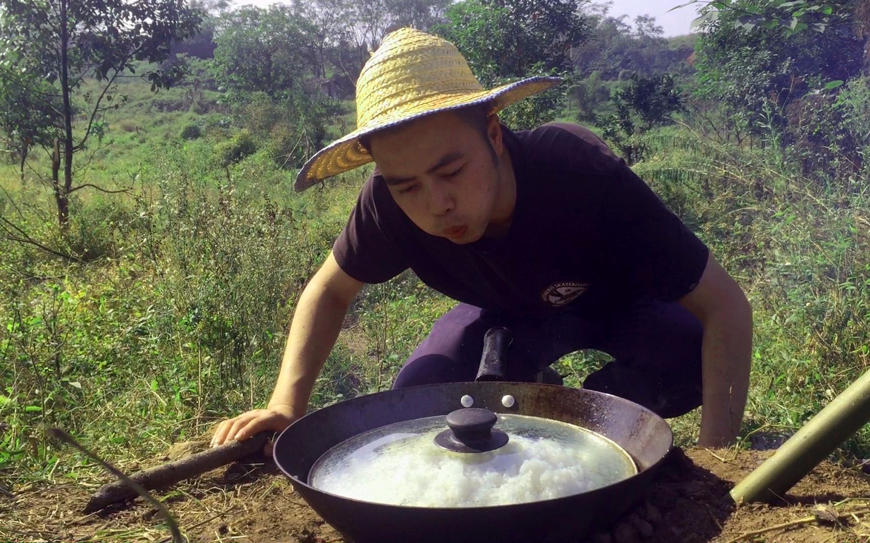 农村小伙野外箜原汁原味的南瓜饭太香了