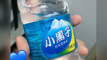 小黑子矿泉水图片