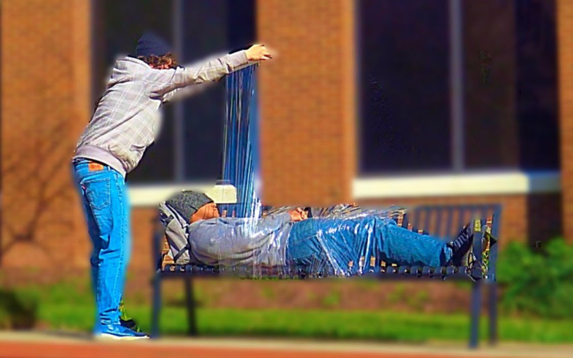 【街头恶作剧】用胶带把正在睡觉的陌生人捆绑起来,贱到没朋友啊哈哈